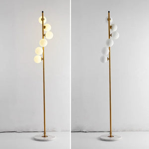 Comparaison des deux variantes du lampadaire nordique boules ambre à gauche et blanc laiteux à droite