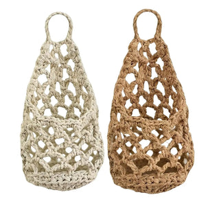 Deux paniers suspendus macramé coloris blanc et marron naturel sur fond blanc