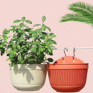 Deux pots de fleur muraux imitation rotin blanc et terracotta sur fond rosé