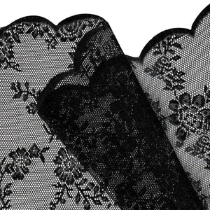 Détail de la dentelle noire florale et de son bord festonné