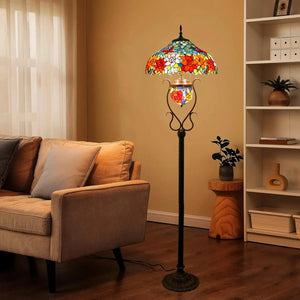 Lampadaire Tiffany éclairé dans un salon avec bibliothèque