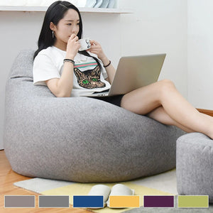Pouf tatami gris utilisé au quotidien dans un salon lumineux