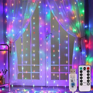 Rideau lumineux LED multicolore installé sur une porte fenêtre pour une ambiance de fête