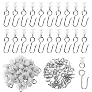 Vue d'ensemble des 50 crochets métalliques et anneaux coulissants blancs du lot