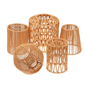 Plusieurs modèles d'abat-jour en fibre tressée beige sur fond clair