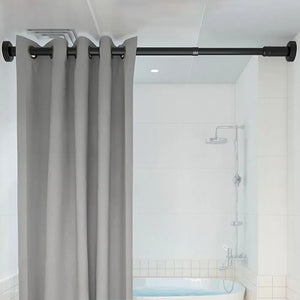 Tringle télescopique noire montée au plafond d'une douche avec rideau gris suspendu
