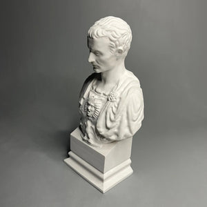 Buste de Jules César en plâtre vu de profil détail de la cuirasse