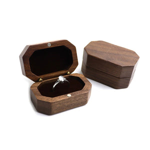 Boîte à bijoux en bois ouverte et fermée posées côte à côte vue d'ensemble