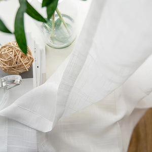 Gros plan sur la maille en tulle blanc à l'effet lin du voilage