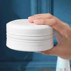 Coffret à bijoux de voyage blanc fermé tenu en main, compact et léger