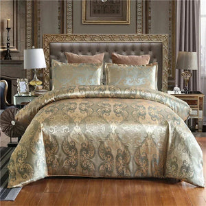 Parure de lit en satin jacquard doré présentée sur un grand lit