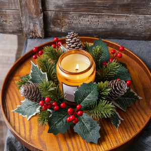 Couronne de Noël avec bougie sur un plateau en bois rustique