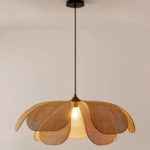 Lampe suspension rotin éclairée de face, ampoule allumée