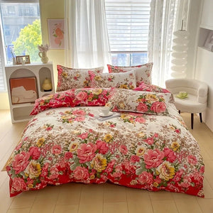 Parure de lit fleurie sur un lit avec table de chevet et lampe suspendue blanche