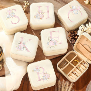Plusieurs boîtes à bijoux initiales florales crème groupées