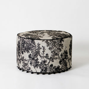Pouf rond toile de Jouy vue de face sur fond neutre