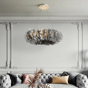 Lustre suspension en plumes grises allumé dans un salon classique chic