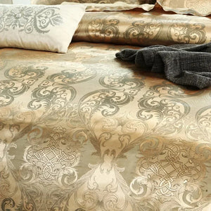 Gros plan sur le tissu satiné et le motif damassé de la parure de lit