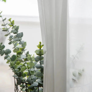 Gros plan sur la texture légère et transparente du voilage blanc