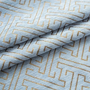 Gros plan du tissu chenille bleu clair avec motif géométrique doré