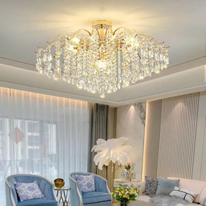 Lustre cristal doré au plafond d'un salon aux fauteuils bleus