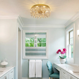 Lustre plafonnier en cristal doré allumé dans une salle de bain claire