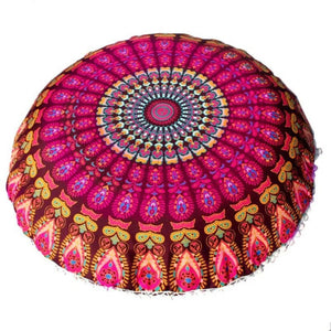 Housse de coussin ronde motif mandala bordeaux vue de face sur fond neutre
