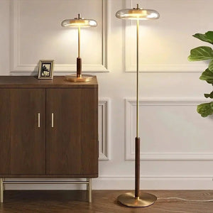 Lampe à poser et lampadaire vintage assortis en laiton et noyer dans un salon