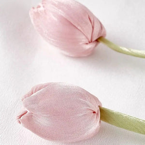 Detail de deux fleurs de tulipe rose en tissu