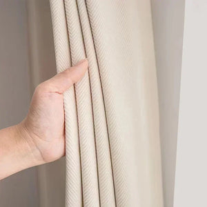 Détail du tissage chevron du velours épais du rideau occultant