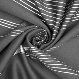 Gros plan sur le tissage occultant et le motif vagues argentées du rideau