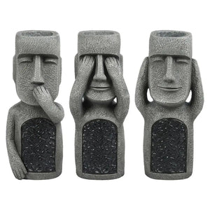 Trois modèles de statue Moai île de Pâques yeux oreilles et bouche couverts