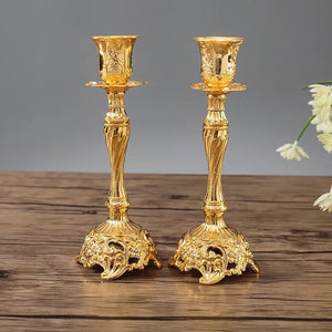 Paire de bougeoirs dorés élancés au style baroque
