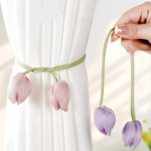 Embrasses de rideau tulipe rose et violet tenues a la main