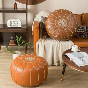 Pouf marocain rond en cuir PU marron et orange dans un salon