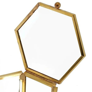 Détail du couvercle hexagonal en verre biseauté et contour laiton doré