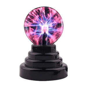 Lampe boule de plasma allumée aux filaments roses sur socle noir
