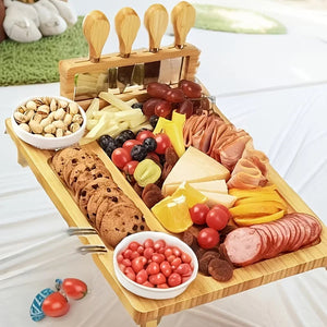 Plateau à fromage en bambou dressé avec une planche apéritive colorée