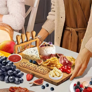 Plateau à fromage en bambou sur une table conviviale avec invités qui se servent
