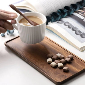 Plateau en bois de noyer servant une tasse de café et des douceurs