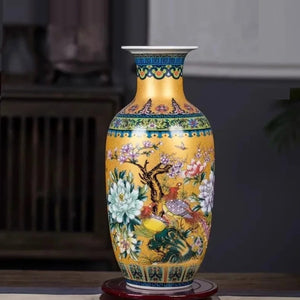 Vase chinois doré aux fleurs et oiseaux posé sur un socle en bois