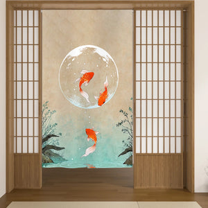 Motif poissons dans une bulle lunaire au-dessus d'un étang