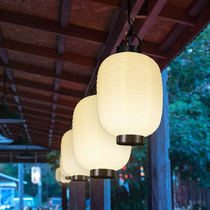 Lanternes japonaises en papier suspendues sous un auvent en bois à l'extérieur