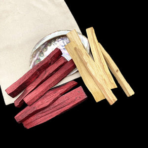 Bâtonnets de Palo Santo et de sang de dragon disposés dans un coquillage en nacre