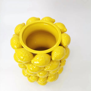 Vase citron en céramique jaune vu de dessus montrant la large ouverture émaillée jaune