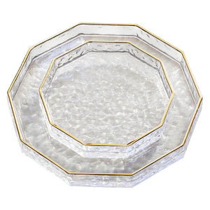 Deux plateaux en verre à facettes au bord doré vus de dessus