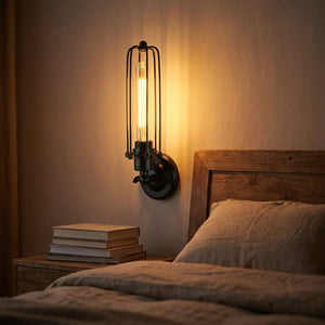 Applique murale vintage allumée au-dessus d'une tête de lit dans une chambre cosy