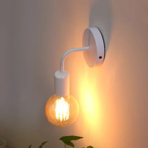 Applique murale blanche avec ampoule globe installée près d'une plante