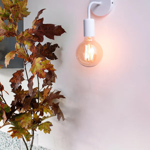 Applique murale blanche installée dans une cuisine avec plan terrazzo
