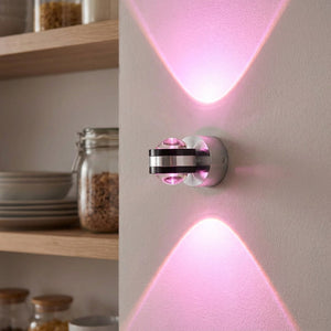 Applique murale LED ronde en lumière rose dans une cuisine